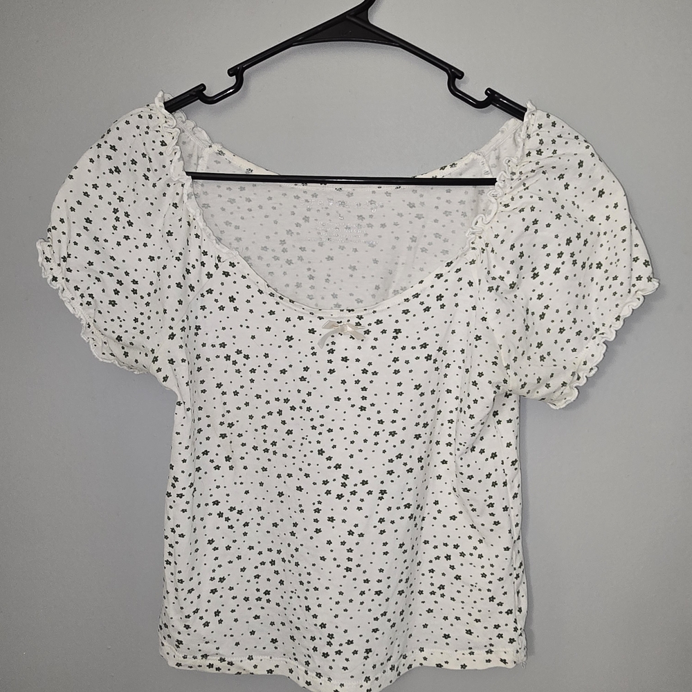🌟 Eye Candy White and Green Floral Blouse